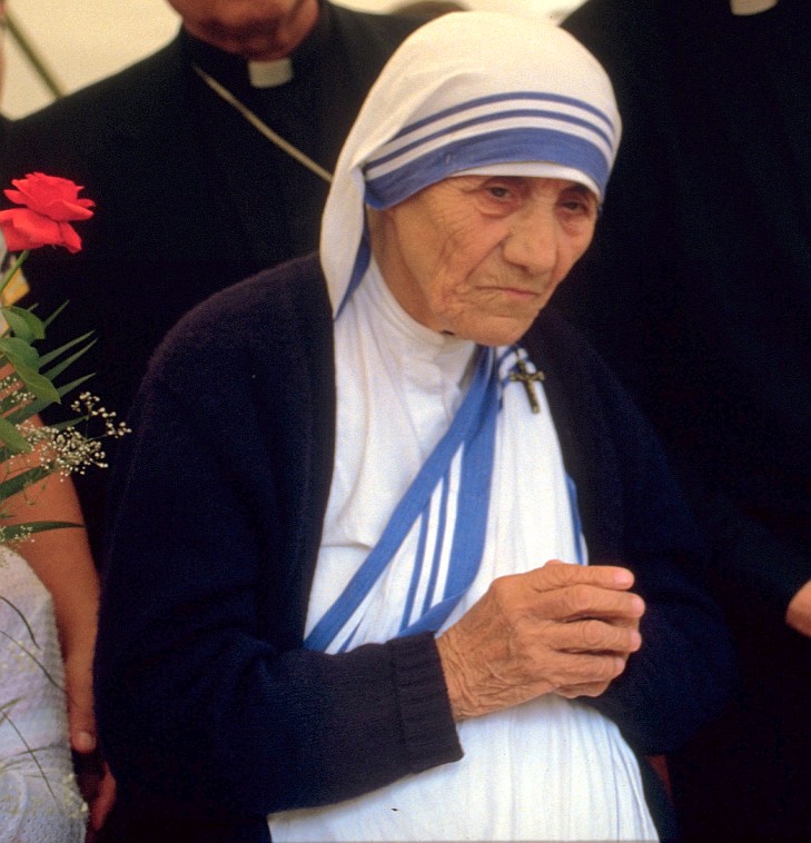 mother teresa with her family