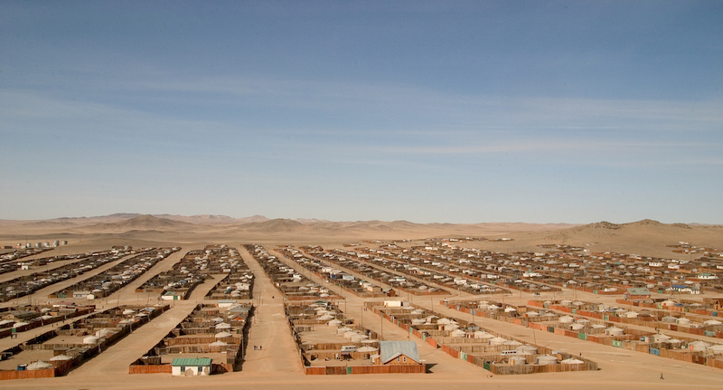 A suburb in a typical countryside town in the desert /  Photo by John Mark Derbyshire