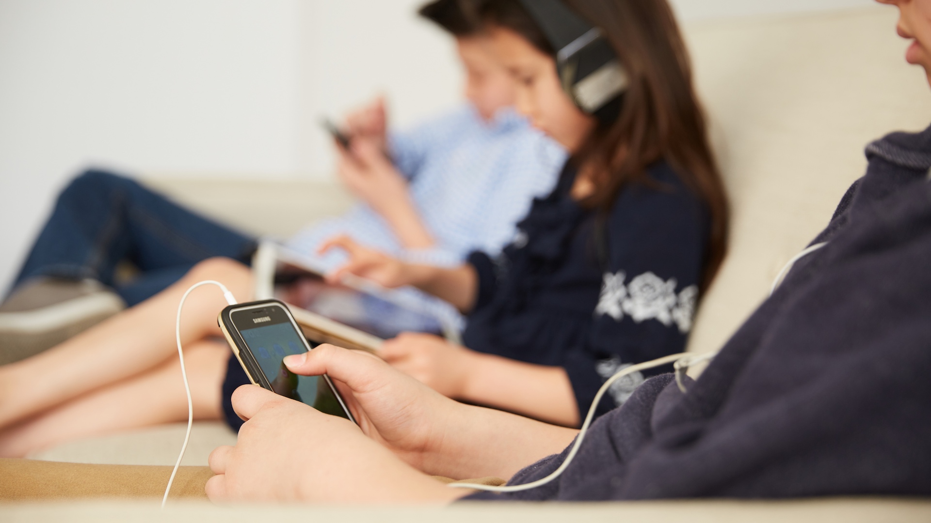 выключение телефона. селфи. что творит телефонов. человек сидит в телефоне. завис телефон.