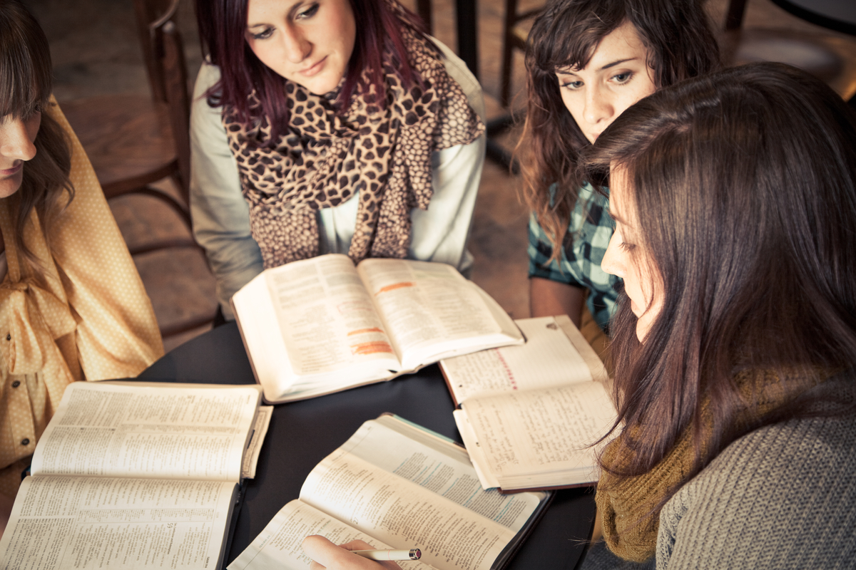 7 Maneras en que las mujeres pueden crecer estudiando y enseñando la  Escritura sin ir a un seminario ‪ | Coalición por el Evangelio‬