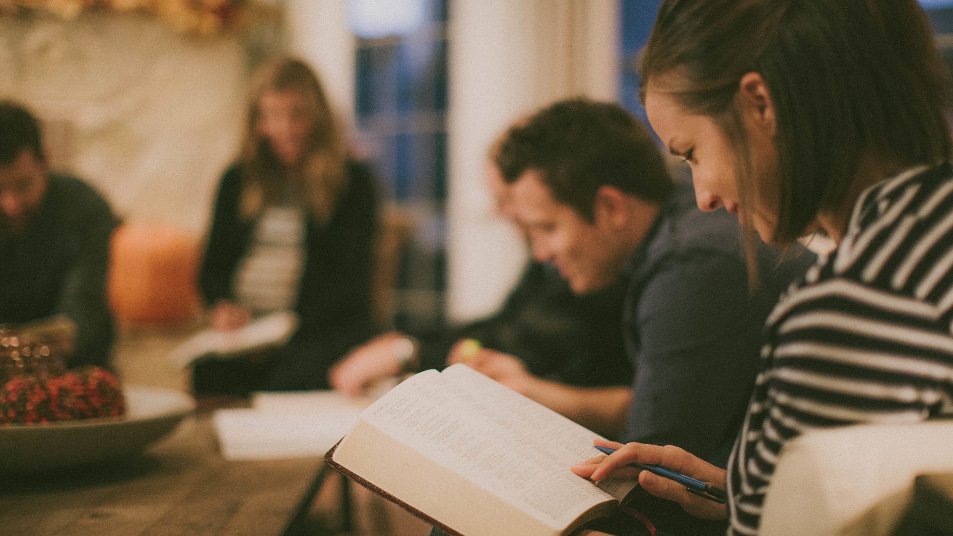 Personas leyendo la Biblia - Coalición por el Evangelio