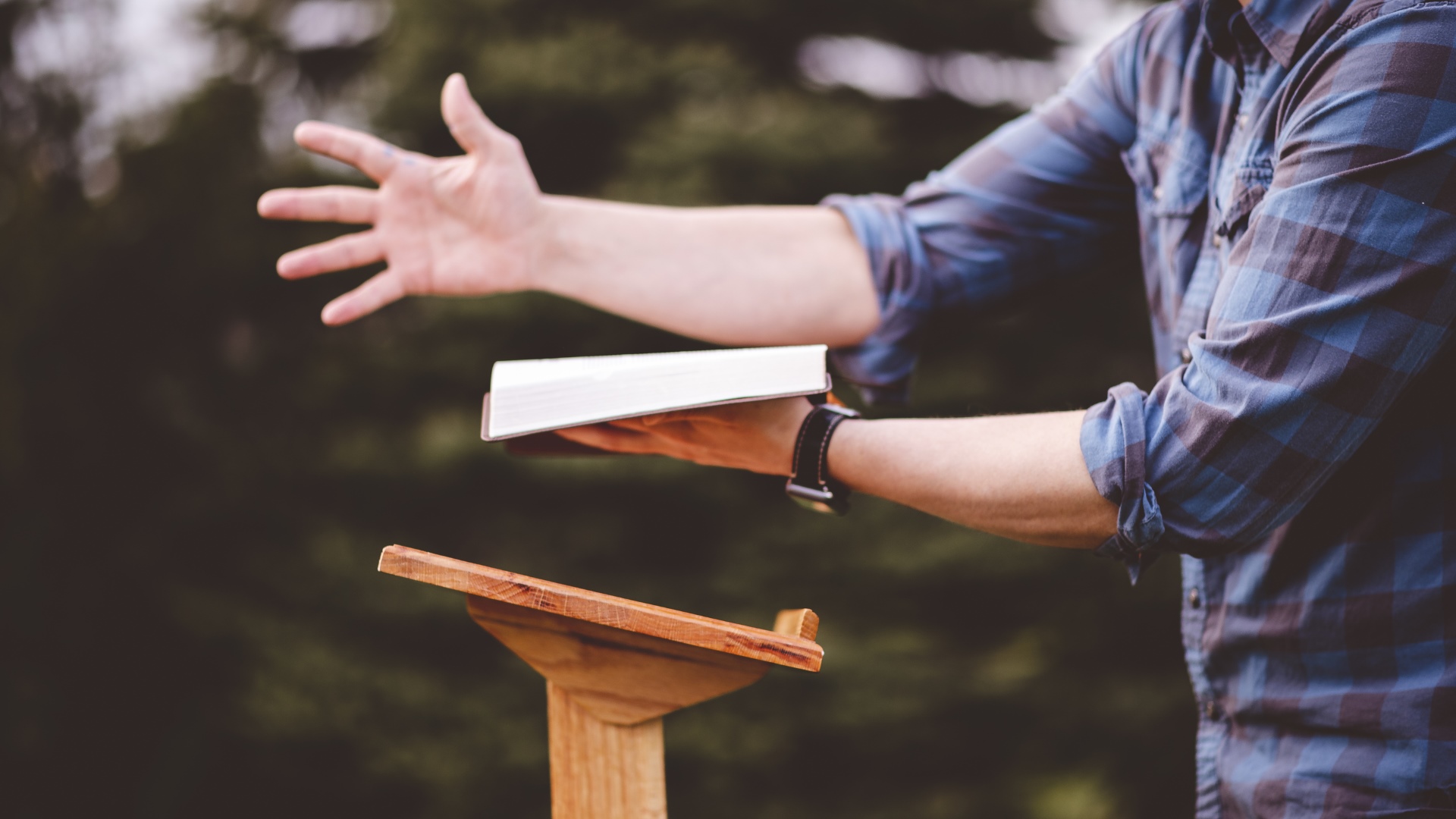 Cuánto debería ganar el pastor de una iglesia? | #CoaliciónResponde |  Coalición por el Evangelio