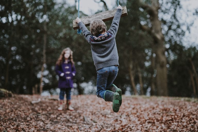 enfants qui jouent à la balancoire