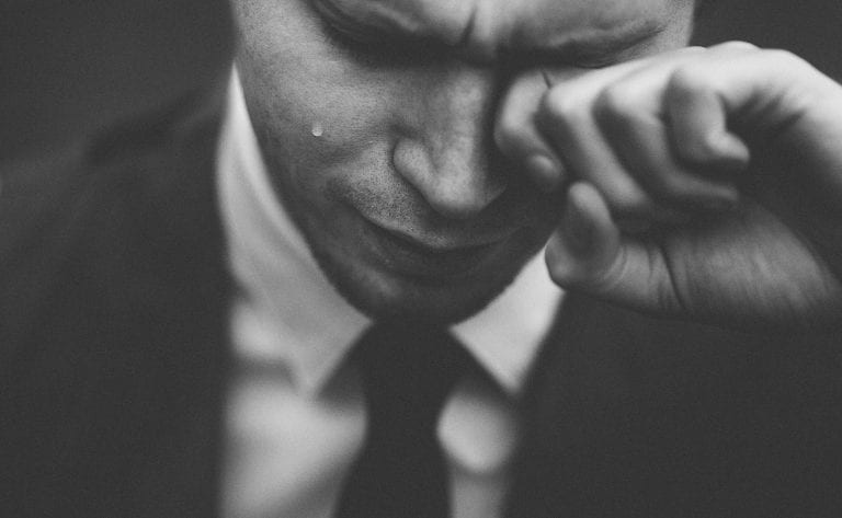discipline d'Église : un homme en pleur