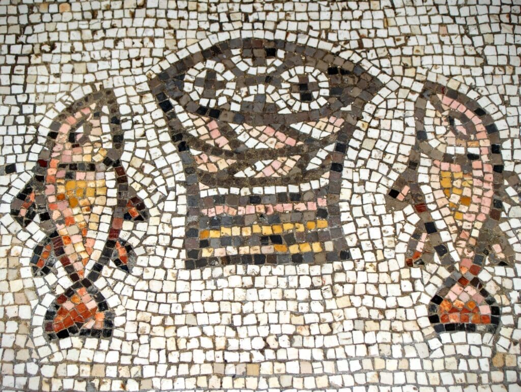 La célèbre mosaïque de l’Église de la Multiplication à Tabgha, représentant les poissons et les pains, env. 480 apr. J.-C. 