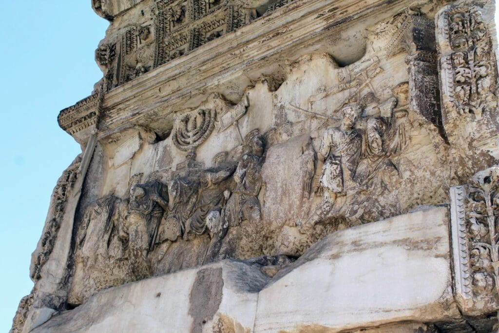 Pan de l’Arc de Titus à Rome, représentant le triomphe à la suite du pillage de Jérusalem par Titus en 71 apr. J.-C. 