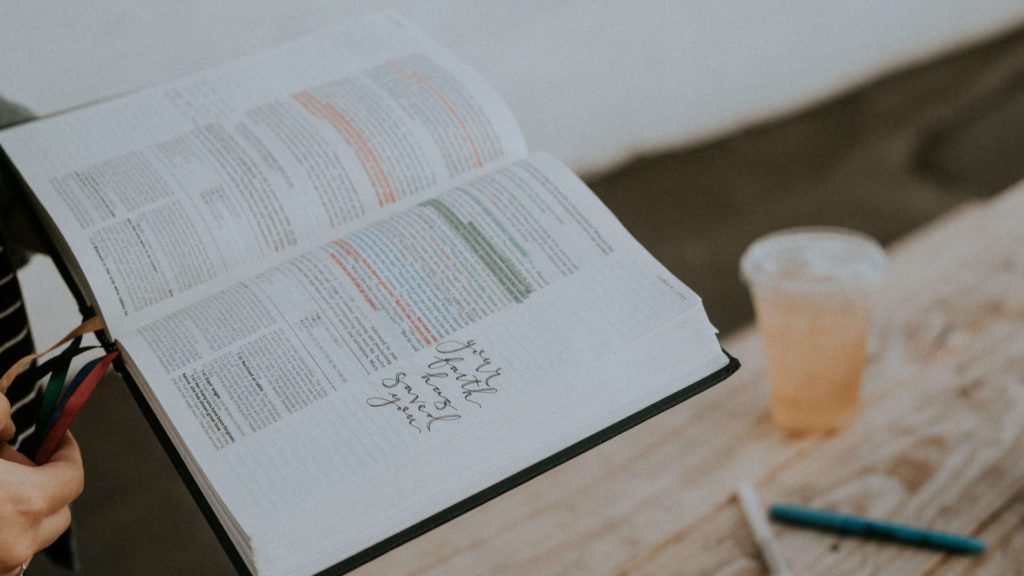 bible-met-en-garde-protege - Evangile 21