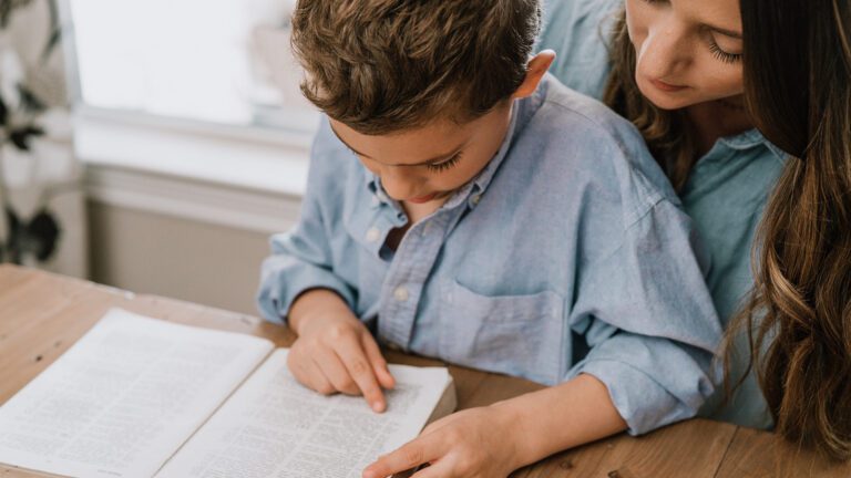 Enfant qui lit Romains Bible