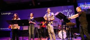 Le groupe Écriture anime la louange à l'IBG