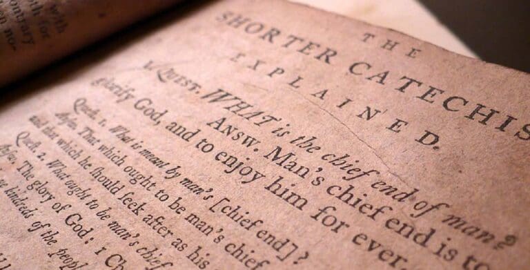 Découvrez 9 choses essentielles sur les catéchismes. Un outil précieux pour enseigner la doctrine chrétienne et affermir la foi de toutes générations.