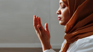 Basic beliefs of Islam - A muslim woman praying